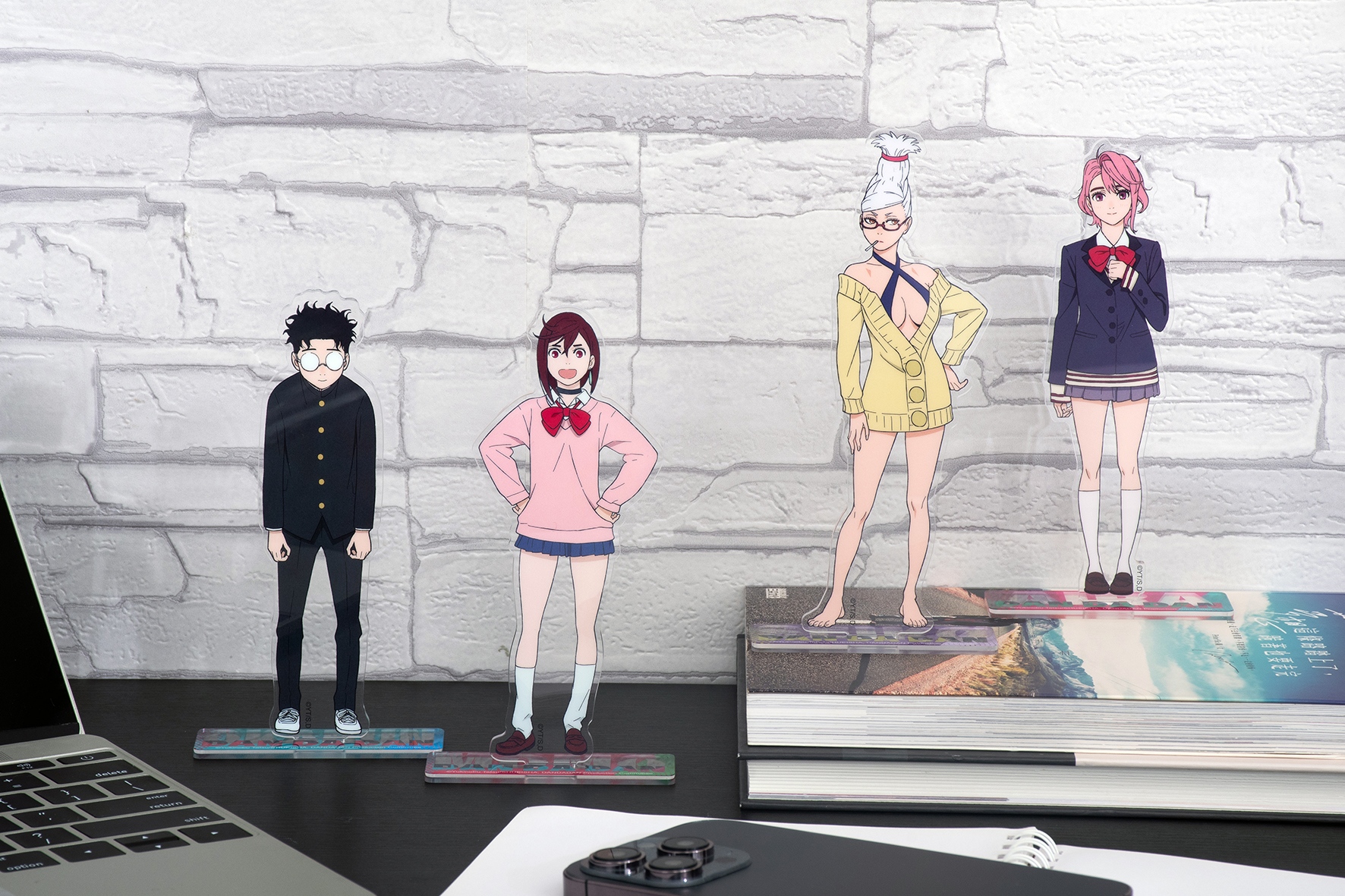 滿額贈：角色壓克力立牌共四款，隨機一款