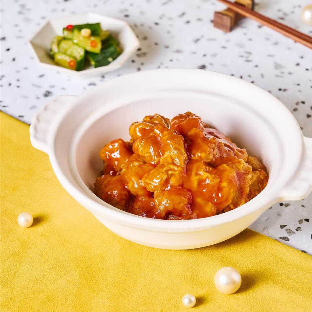 「真珠 台灣佳味」致敬料理仙女「阿貝師傅」，獻上酸甜開胃的〈貝氏糖醋櫻桃肉〉。圖／饗賓集團提供