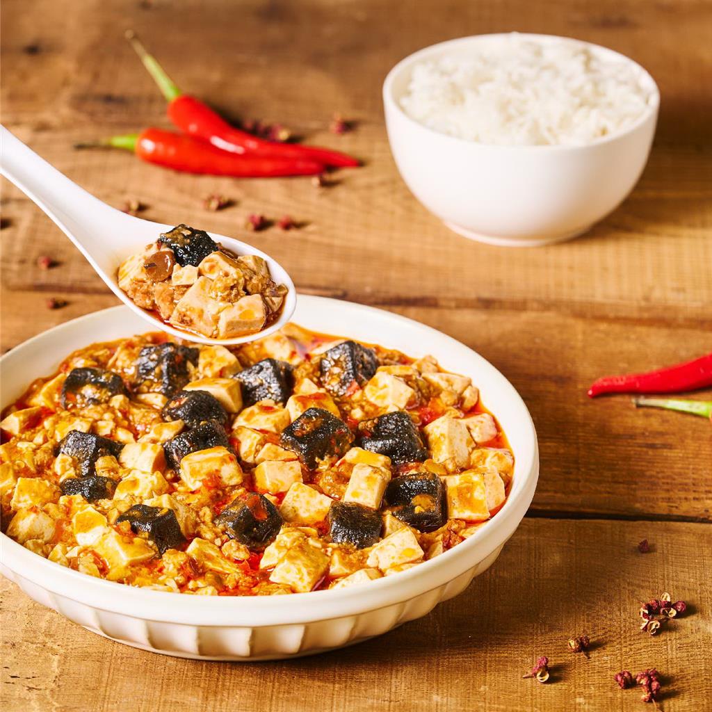 「開飯川食堂」推出小當家「劉昴星」的招牌料理〈大魔術熊貓豆腐〉，麻辣香氣中蘊藏創意巧思。圖／饗賓集團提供