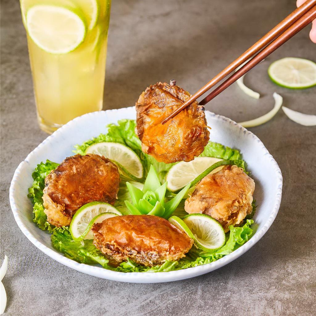 「饗泰多 泰式風格餐廳」端出七星刀「雷恩」的豪氣之作〈頂級炸蟹斗〉，金黃酥脆、視覺與味覺雙重滿足。圖／饗賓集團提供